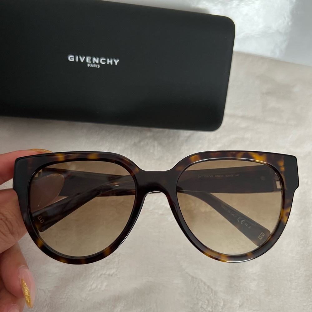 Brand new ! Givenchy Tortoise Brown Sunglasses GV7155GS